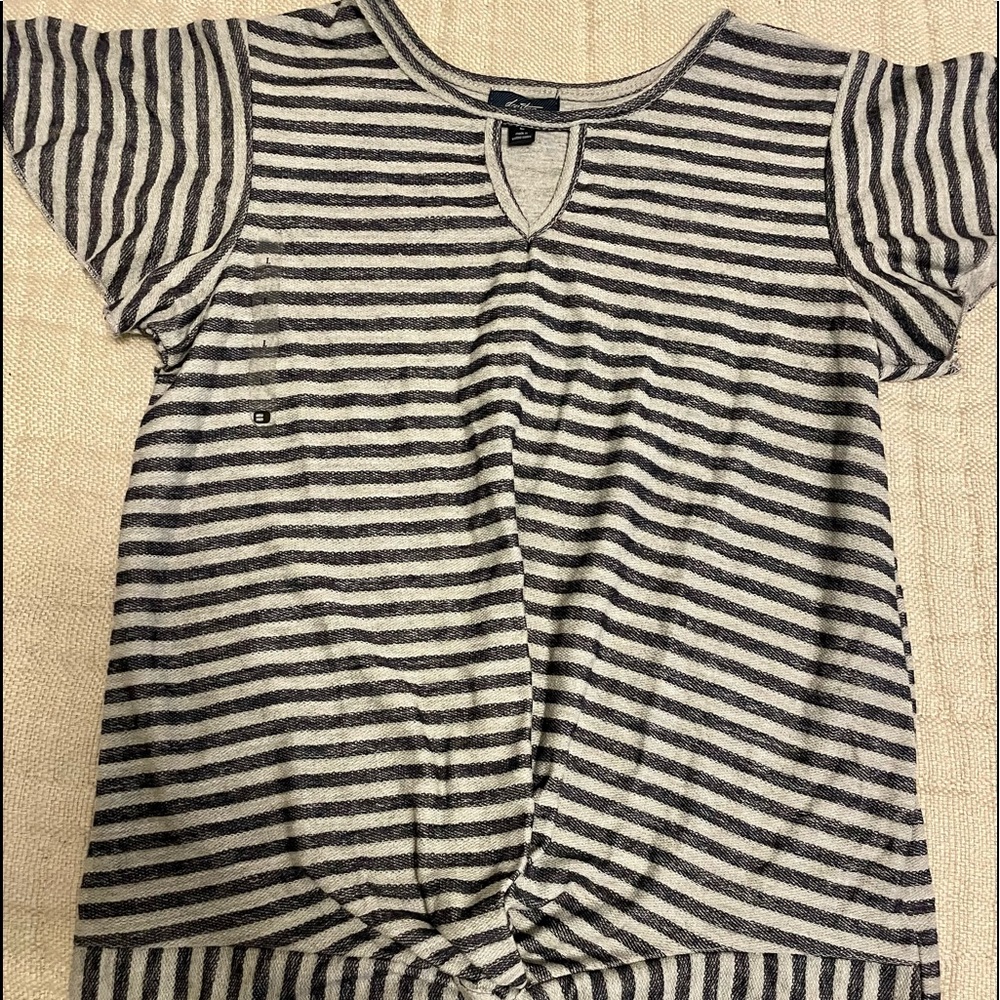 Daytrip short flutter sleeve top. Youth large